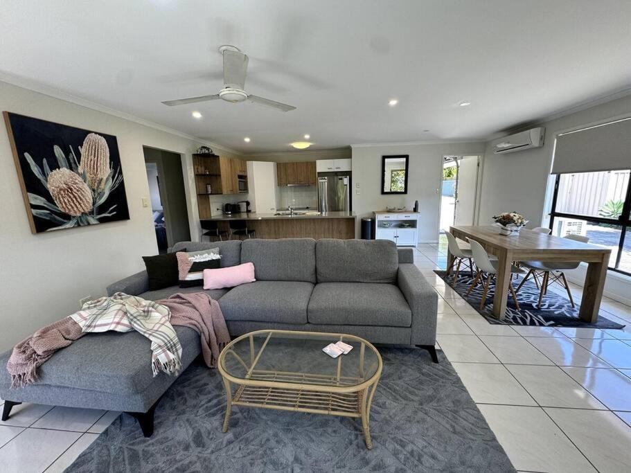 Chic 3-bedroom Duplex, Air-con, Pet Friendly * Buderim