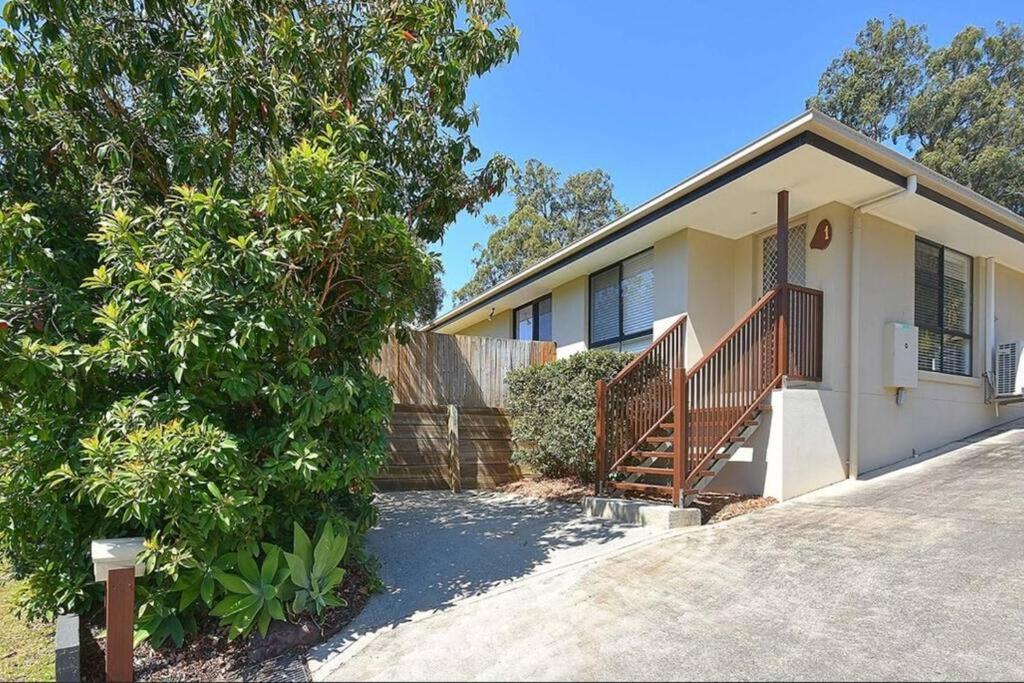Chic 3-bedroom Duplex, Air-con, Pet Friendly *
