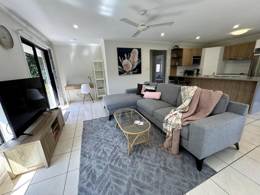 Chic 3-bedroom Duplex, Air-con, Pet Friendly *