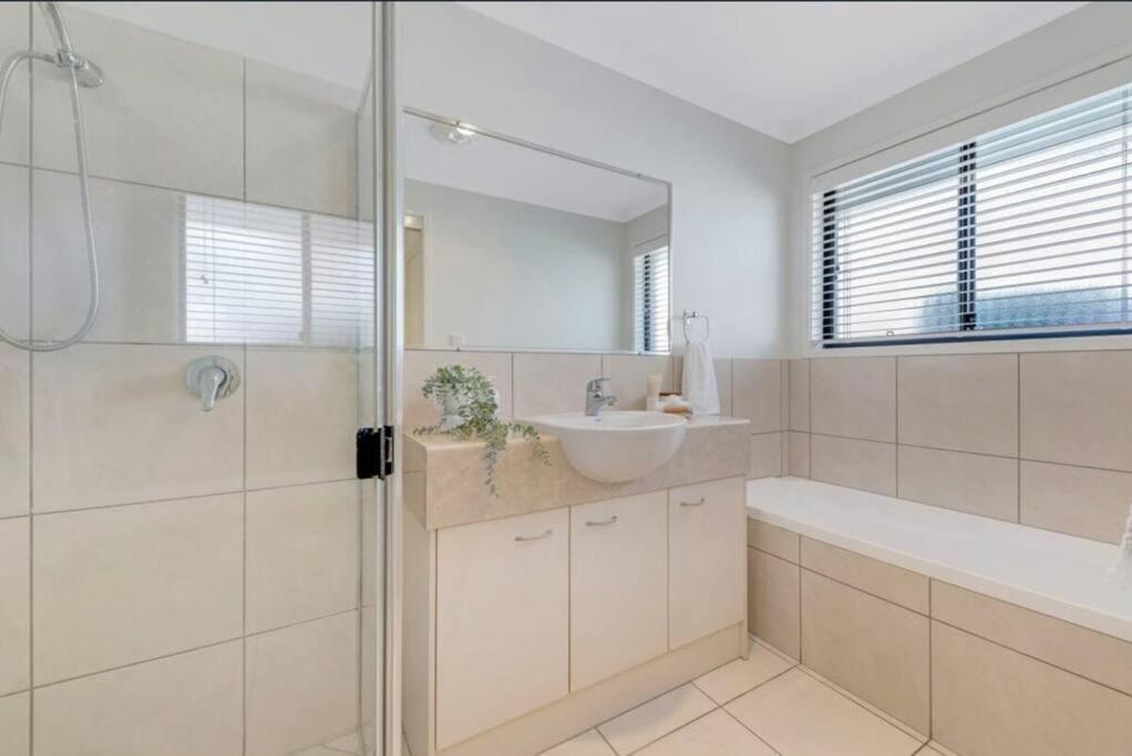 Chic 3-bedroom Duplex, Air-con, Pet Friendly Holiday home