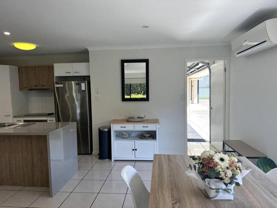 Chic 3-bedroom Duplex, Air-con, Pet Friendly Holiday home Buderim