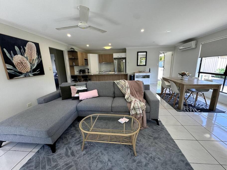 Chic 3-bedroom Duplex, Air-con, Pet Friendly *