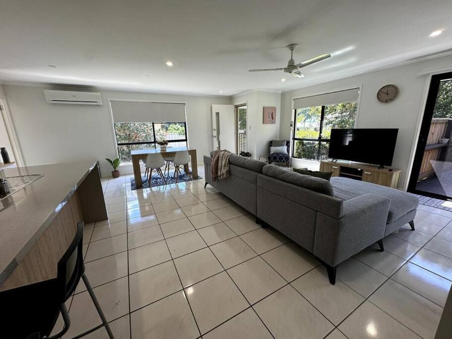 Chic 3-bedroom Duplex, Air-con, Pet Friendly * Buderim